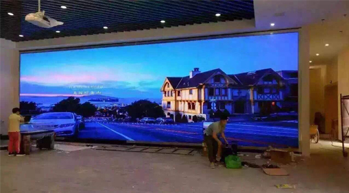 小間距LED顯示屏市場(chǎng)經(jīng)歷了迅猛的發(fā)展，小間距LED屏應(yīng)用邁向多元化了